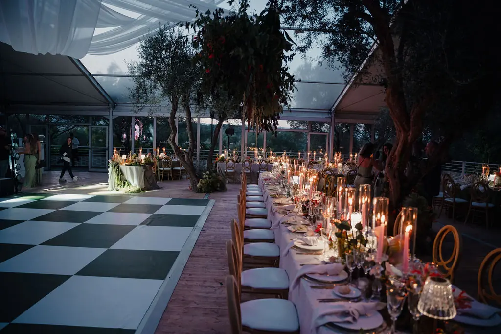 Dîner sur une piste en damier, à la nuit tombée