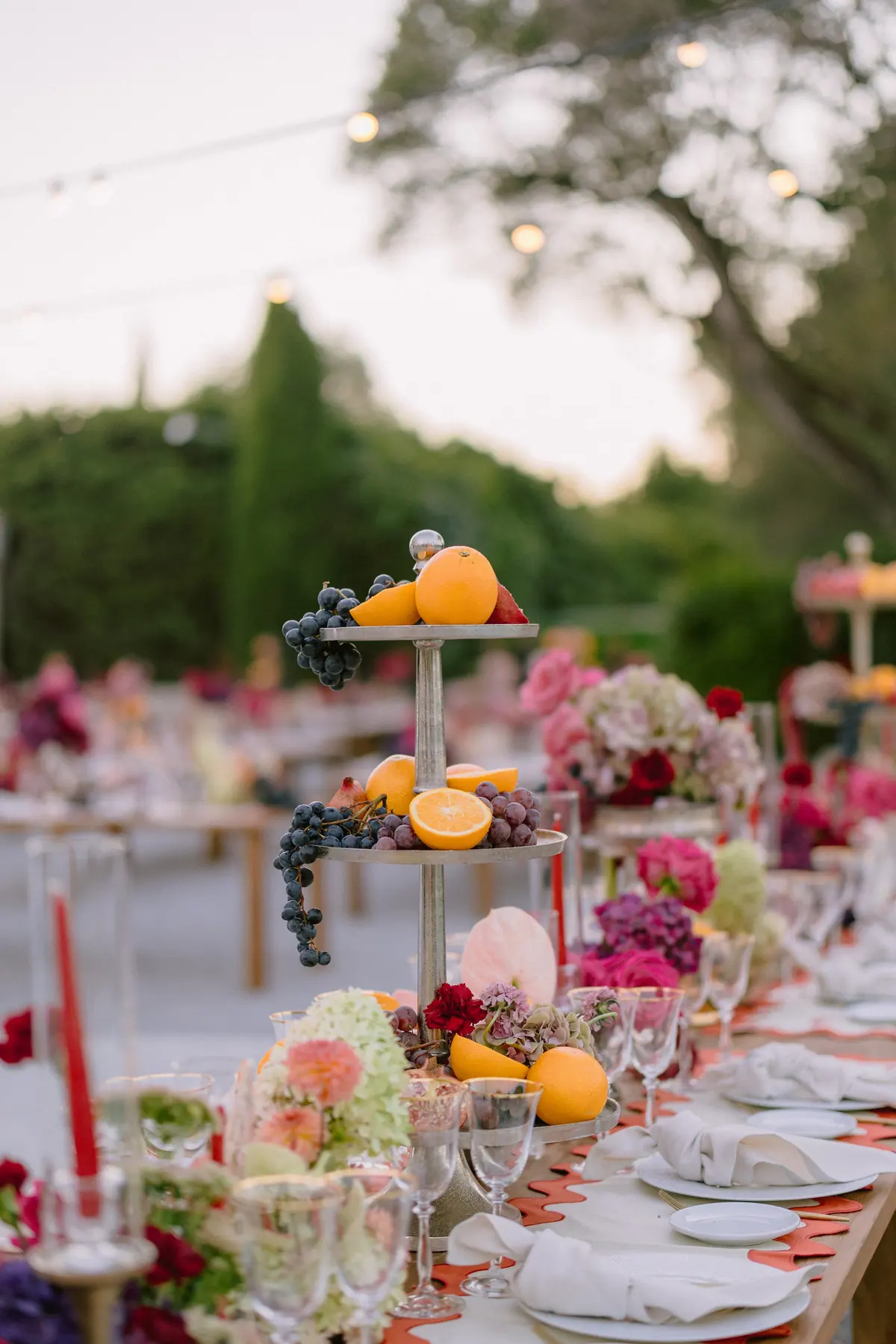 Longue table fleurie en tons vifs