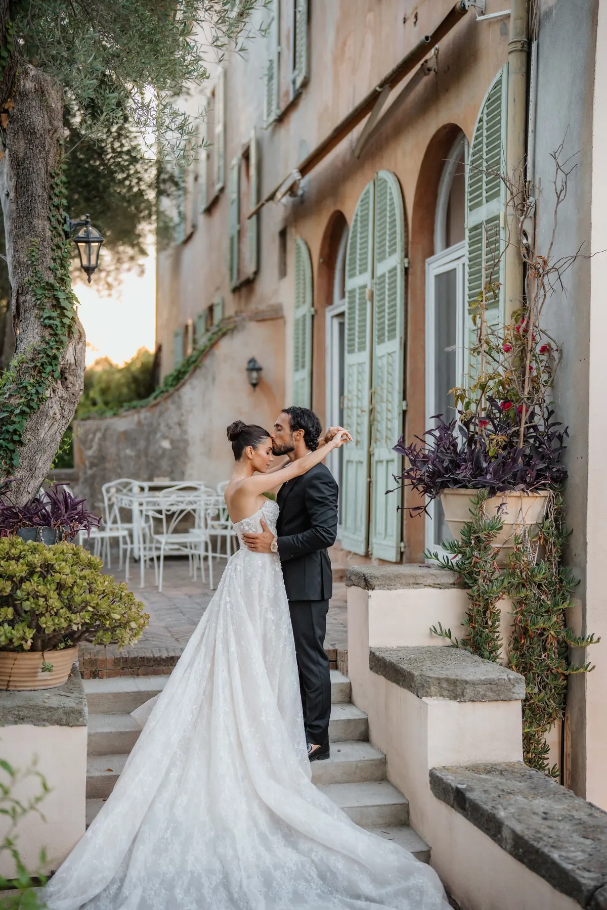Les mariés devant la façade d’une villa