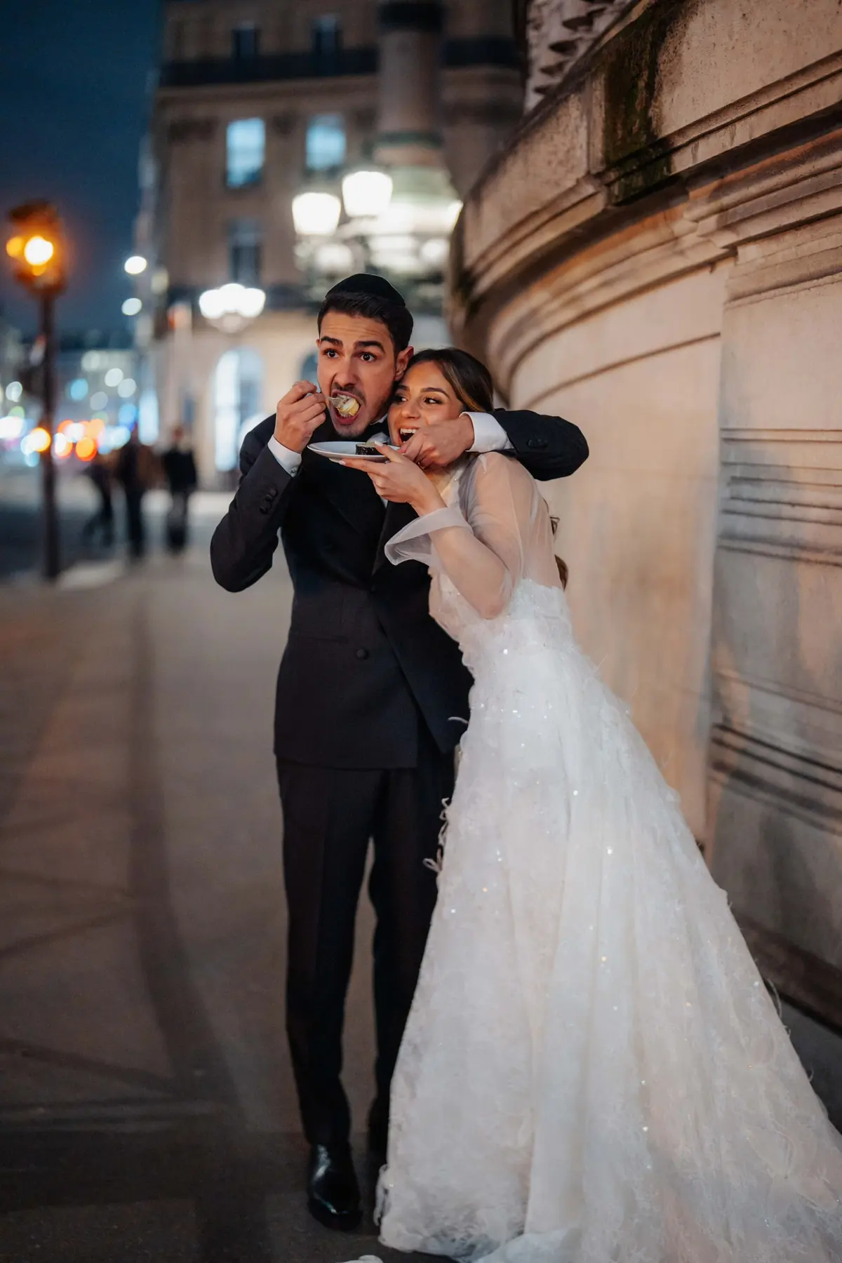 Les mariés dans une rue de Paris, la nuit