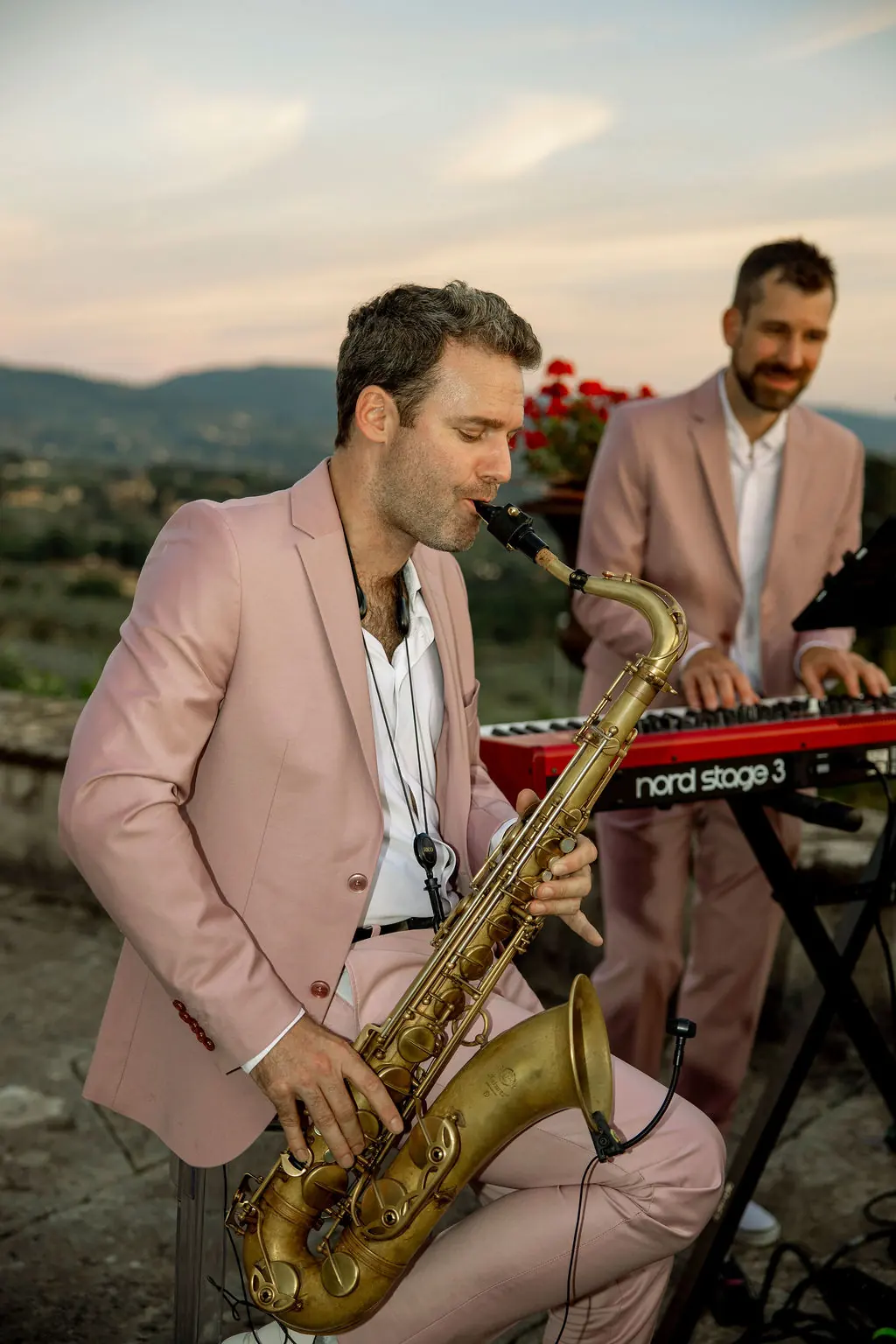 Saxophoniste et clavier au coucher du soleil