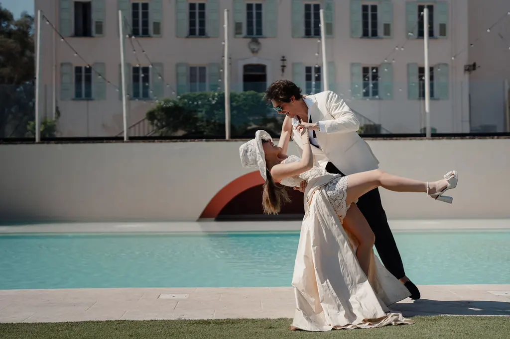 Les mariés au bord de la piscine
