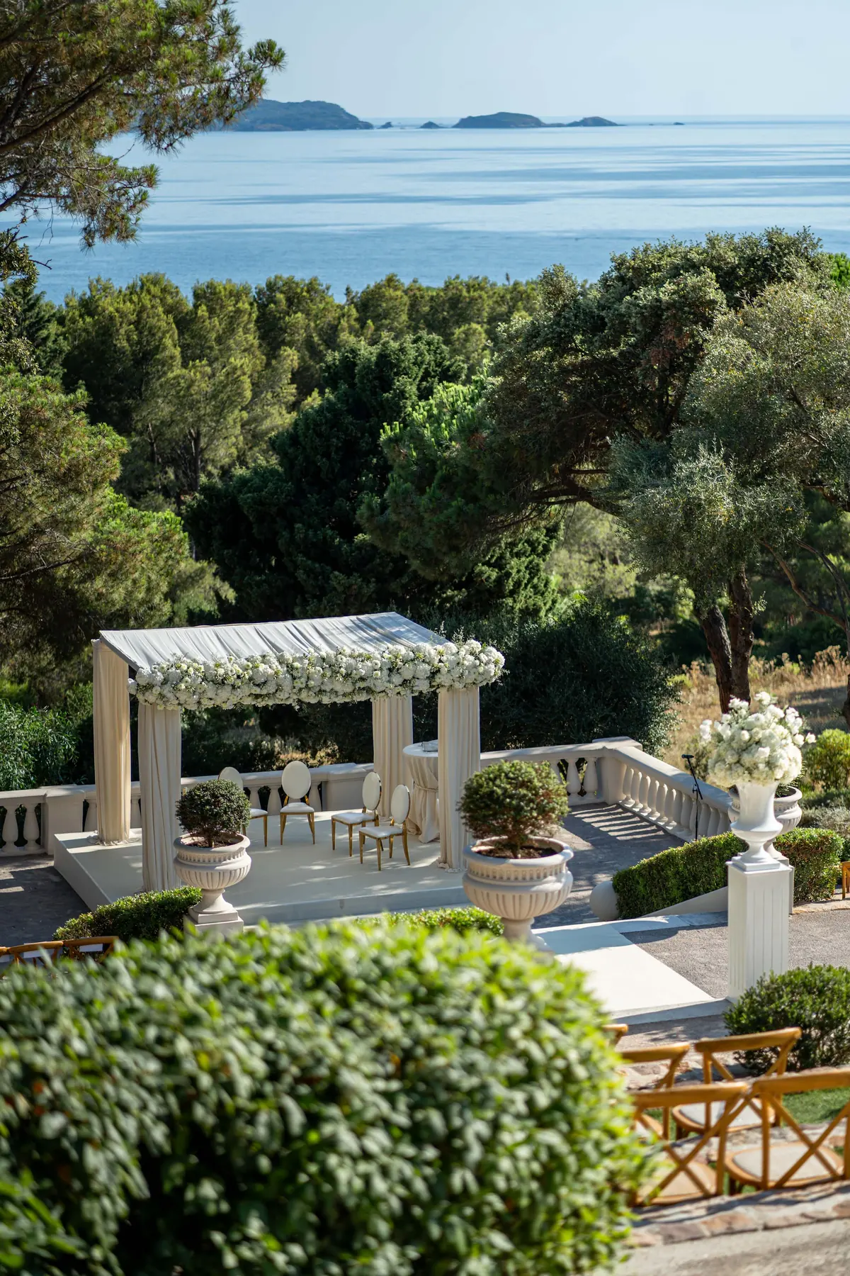 Pergola de cérémonie dominant la mer