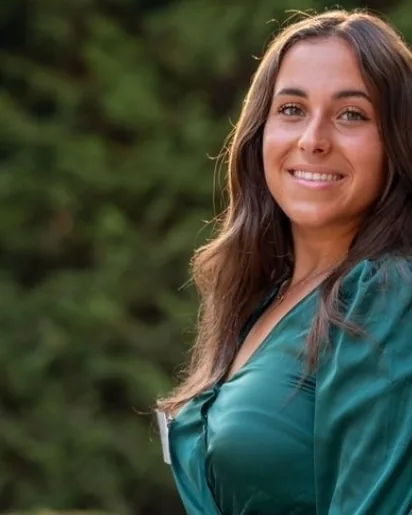 Noa, organisatrice chez One Love, en extérieur